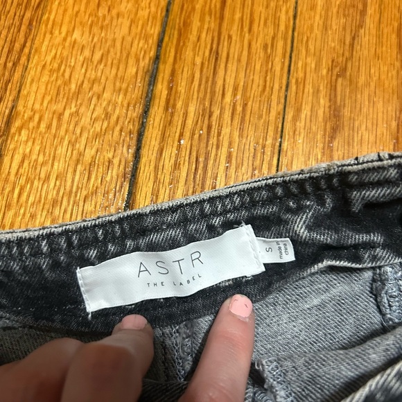 ASTR The Label Women's Petite Perfectly Pleated High Rise Straight Cropped Jean - Picture 4 of 10